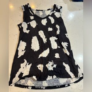 Womens black and white short sleeve tank top with white and black speckle print